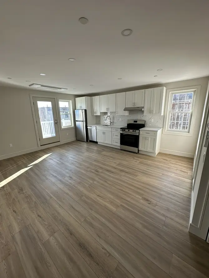 Open living room with kitchen and hardwood flooring